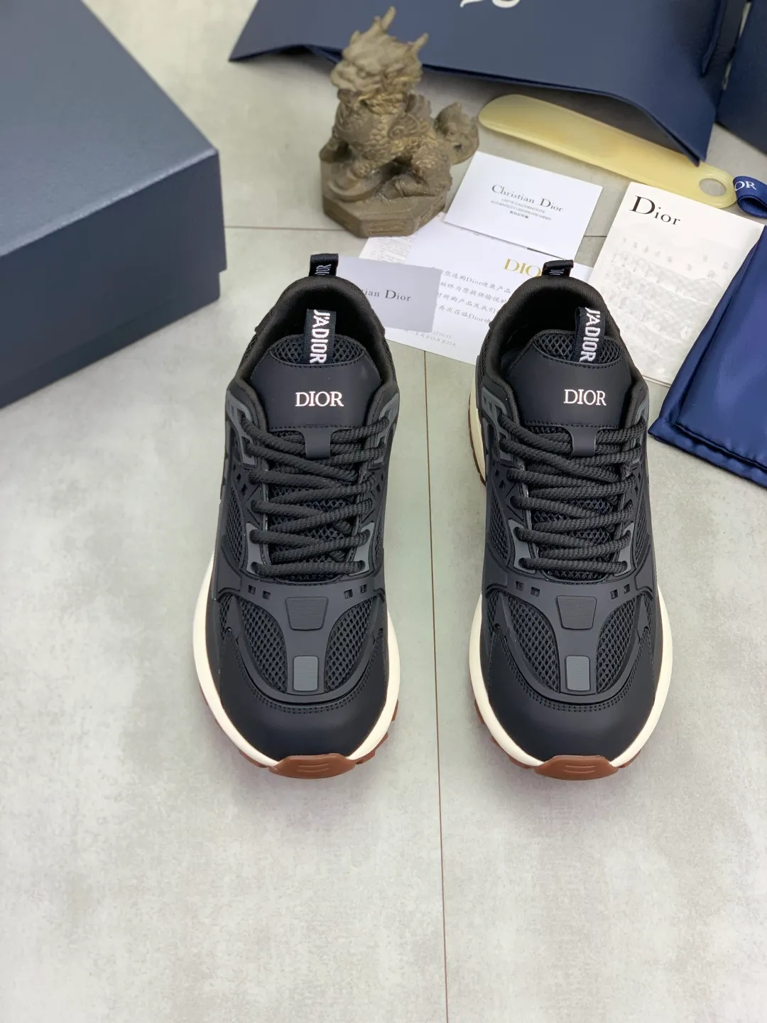 Men's Men's Shoes P600💰💎💎💎Top quality DIOR men's low-top sneakers series Newly launched this season, this low-top sneaker is one of the flagship styles of the series. Crafted from cowhide leather uppers combined with mesh and white technical fabric, it's finished with reflective graphic logos. Featuring logos on the heel and tongue, the extra-light sculpted rubber sole with signature embellishments enhances style, and internal stretch details create an ideal comfort fit that pairs well with a variety of casual looks. Shows fashionable and modern sports style Size:39-45 (38 46 customized)